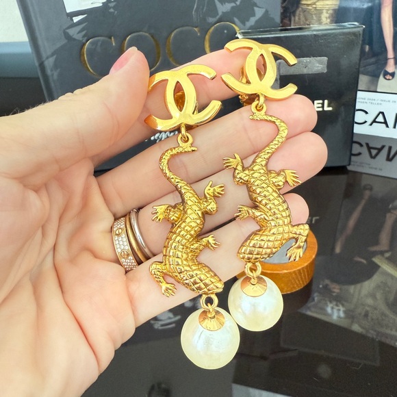 LOT 2222 RUNWAY 24K gold plated CHANEL vintage lizard Earrings with Pearls 1991 - Picture 7 of 17
